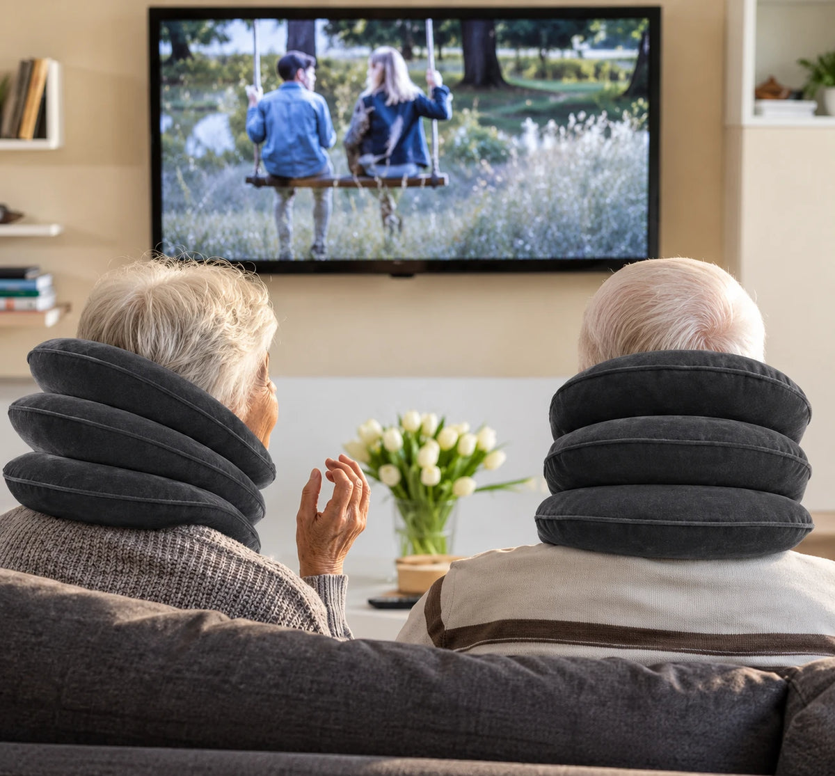 Para seniorów w kołnierzach przed telewizorem